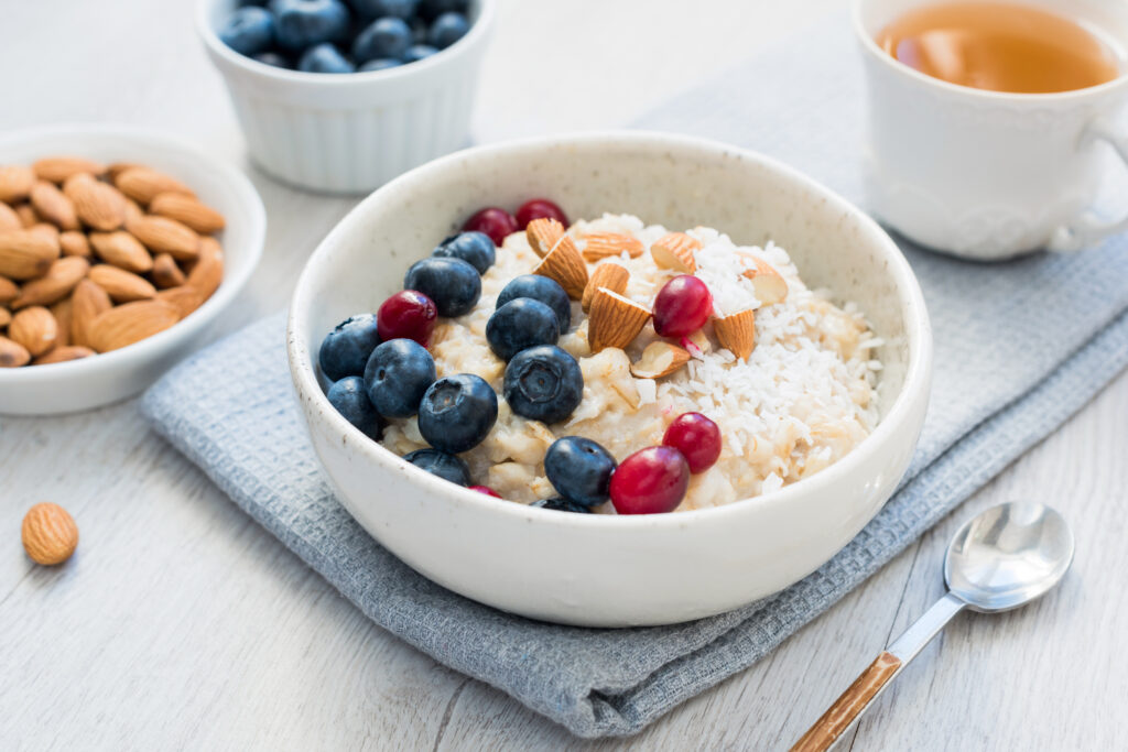 Fortip Vanilla Recipe: Creamy Vanilla Porridge with blueberries and cranberries