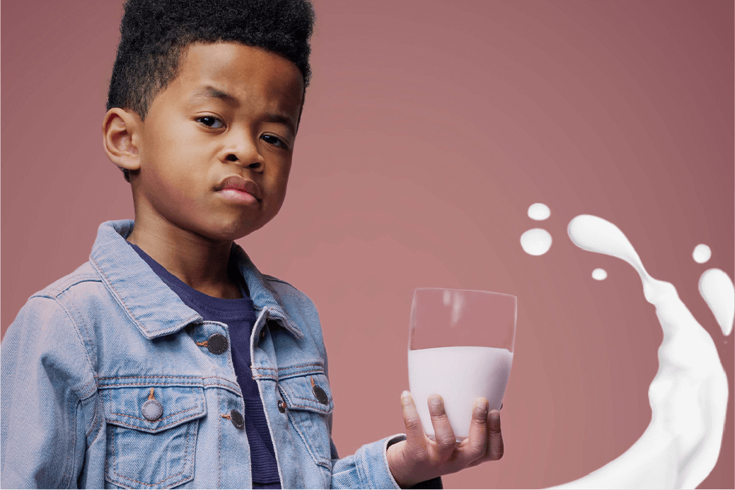 Aptamil Aptagrow - Fussy Eating - Boy swirling glass of milk