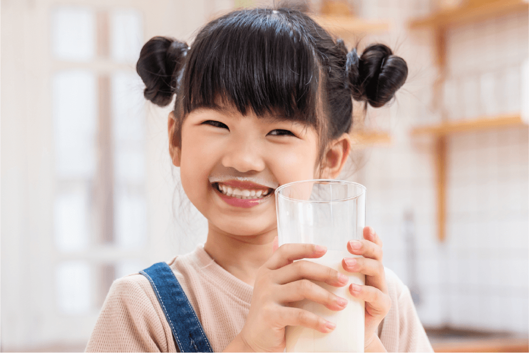 Aptamil Aptagrow - Fussy Eating - Girl with nutritional supplement milk drink